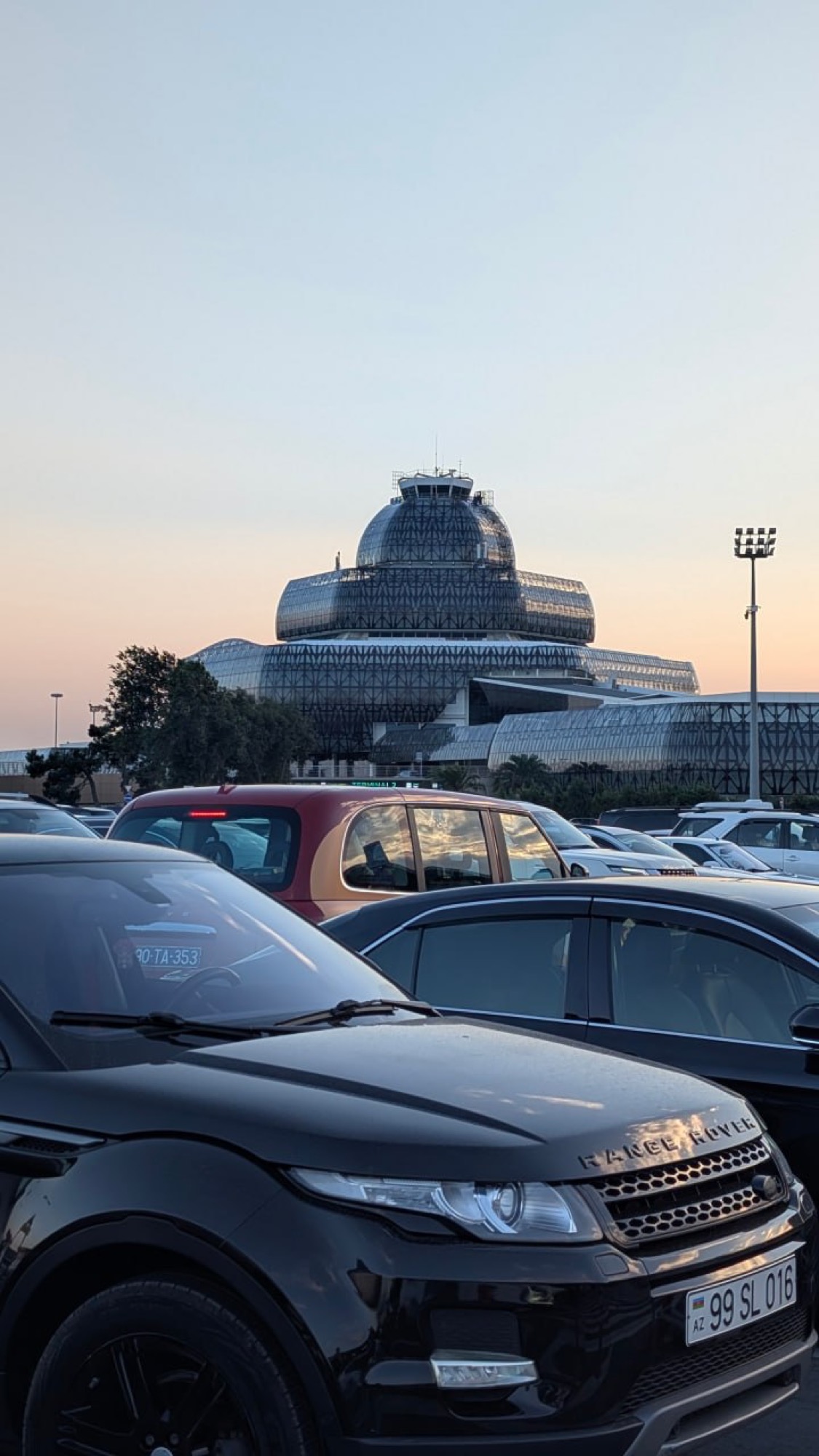 Здание аэропорта Баку на закате