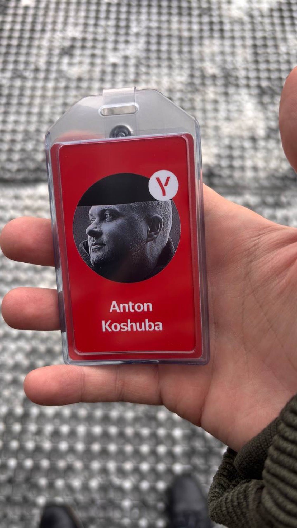 Бейдж Яндекса в руке